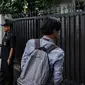 Petugas keamanan berjaga di bagian depan gedung sementara tempat para komisioner KPU bekerja, tepat di sebelah Kantor KPU Pusat, Jakarta, Kamis (9/1/2020). KPK menyegel ruang kerja Komisioner KPU RI, Wahyu Setiawan pada Kamis pagi setelah OTT KPK. (Liputan6.com/Faizal Fanani)