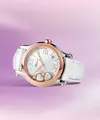 Jam tangan Happy Hearts menjadi pilihan sempurna bagi mereka yang ingin menambahkan keceriaan pada momen istimewa. Terbuat dari Lucent Steel™ dan emas mawar beretika, jam tangan berdiameter 36 mm ini menampilkan lima charm yang menari indah: tiga berlian Happy Diamonds ikonik, satu hati mutiara, dan satu hati berlapis berlian. [Dok/Chopard].