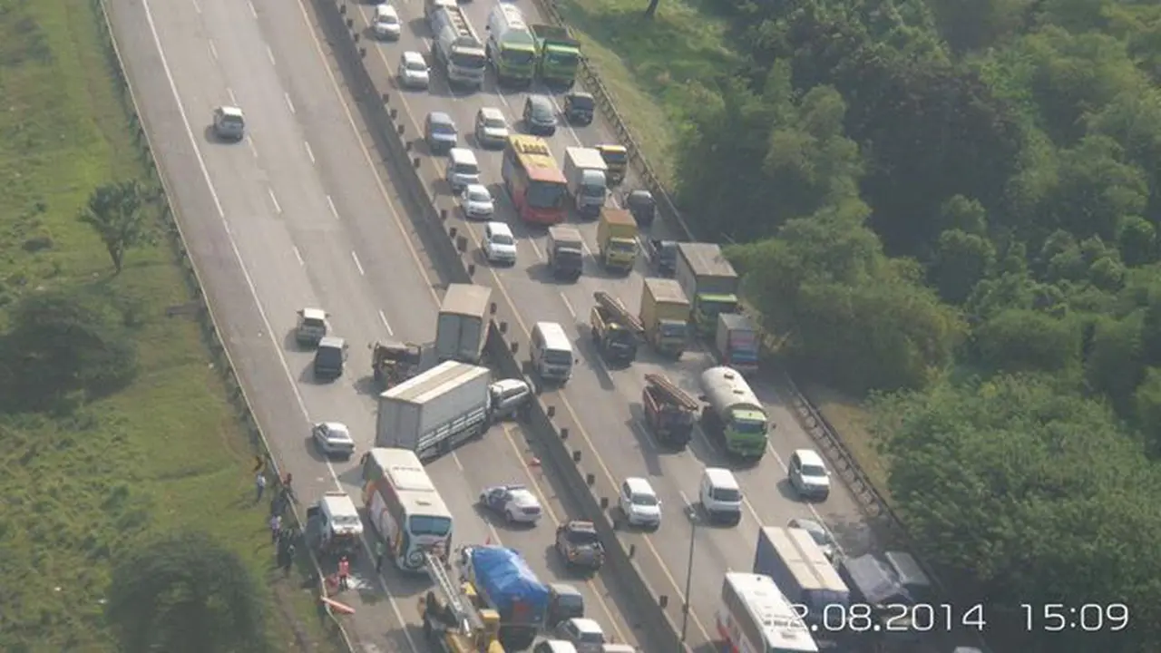 Kecelakaan Beruntun di Tol Karawang, 1 Orang Meninggal