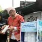 (Ki-Ka) Kepala Bidang Peran Serta Masyarakat DLH DKI Jakarta Rommel PP Pasaribu, Direktur dan Corporate Secretary Unilever Indonesia Nurdiana Darus dan Direktur Pengurangan Sampah KLHK RI Sinta Saptarina Soemiarno saat melihat U-Refill: program penyediaan fasilitas refill station di Bank Sampah binaan Unilever Indonesia di Jakarta (Liputan6.com)