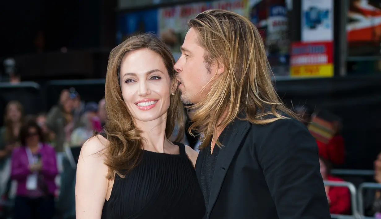 Kasus perceraian Angelina Jolie dan Brad Pitt belum juga pergi dari perhatian publik, tak peduli benar atau tidak, masyarakat menyampaikan berbagai pendapatnya mengenai kasus percerain pasangan fenomenal ini. (AFP/Bintang.com)