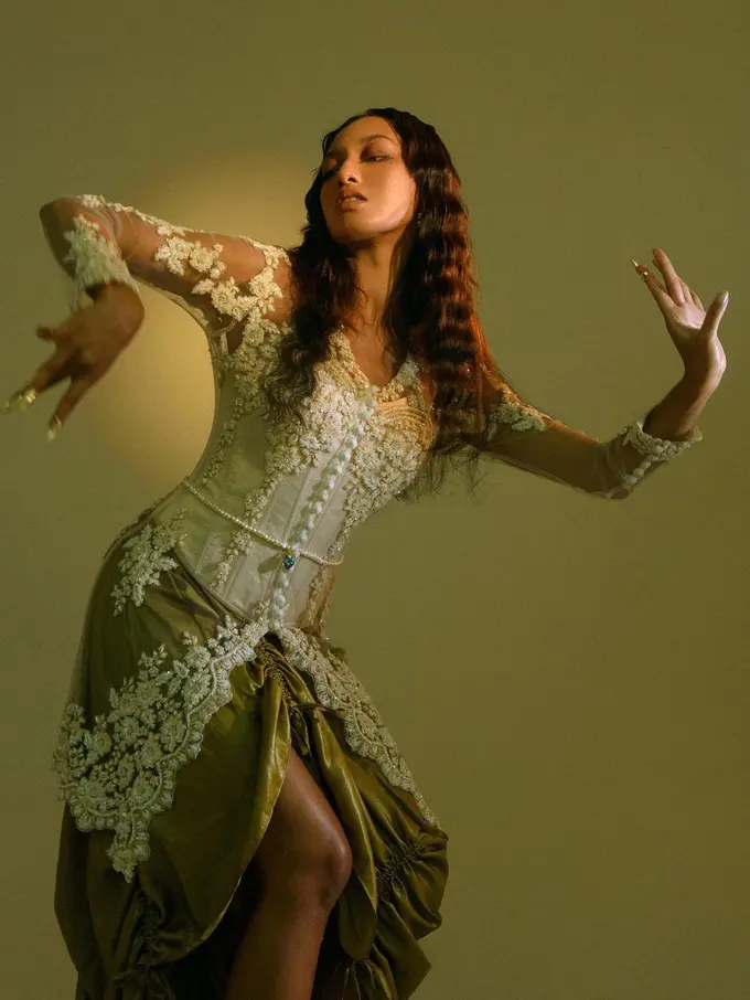 6 Pesona Eksotis dan Misterius Asmara Abigail dalam Balutan Kebaya