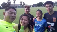 Kiper Borneo FC, Gianluca Pandeynuwu. bersama sang ayah, Hendra Pandeynuwu, dan anggota keluarga yang lain. (Bola.com/Dok. Pri)
