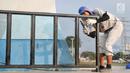 Pekerja mencopoti kawat pagar di arena skate di RPTRA Kalijodo, Jakarta, Selasa (6/6). Untuk menjaga kenyamanan saat bermain, arena skatepark RPTRA kalijodo yang rusak diperbaiki. (Liputan6.com/Yoppy Renato)