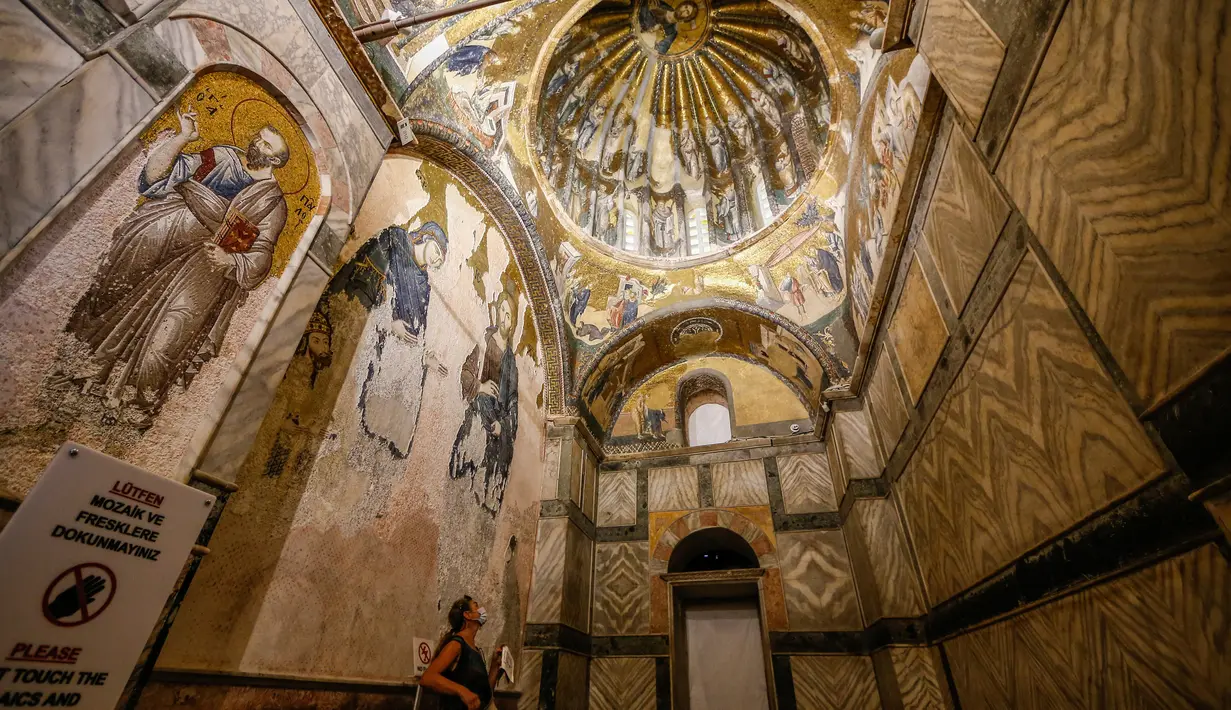 Seorang perempuan mengunjungi gereja St. Savior yang dikenal sebagai Kariye dalam bahasa Turki, di Chora Istanbul, Jumat (21/8/2020). Presiden Recep Tayyip Erdogan mengubah bekas gereja Bizantium itu menjadi masjid, sebulan setelah membuka Hagia Sophia sebagai rumah ibadah Muslim. (AP/Emrah Gurel)