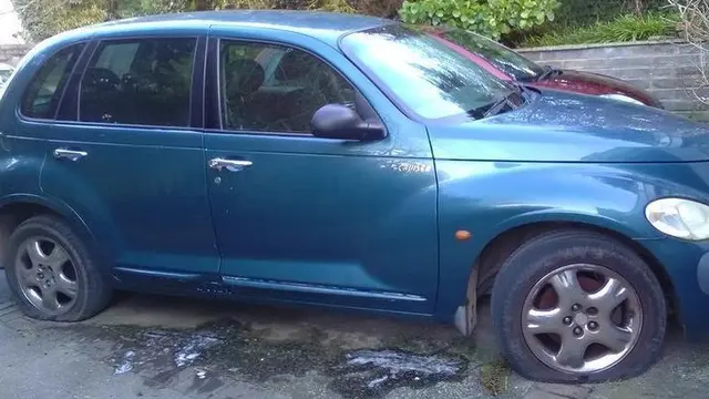 Mobil bekas dengan ban kempes.