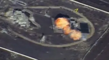 Sebuah gambar yang diambil dari rekaman video drone yang dirilis Kementerian Pertahanan Rusia pada 17 November 2016, memperlihatkan kepulan api saat rudal menghantam markas ISIS di lokasi yang tidak diketahui di Suriah. (Reuters)
