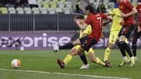 Edinson Cavani dari Manchester United mencetak gol pertama timnya selama pertandingan sepak bola final Liga Europa antara Manchester United dan Villarreal di Gdansk, Polandia, Rabu 26 Mei 2021. (Kacper Pempel, Pool via AP)