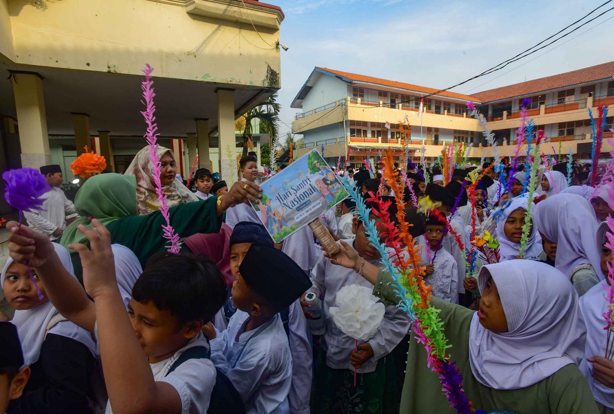 FOTO: Meriah! Siswa Merayakan Hari Santri dengan Doa dan Pawai Kebersamaan