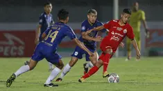 Bek Persija Jakarta, Ilham Rio Fahmi (kanan) berusaha melewati pemain PSIS Semarang dalam laga pekan kedua BRI Liga 1 2021/2022 di Indomilk Arena, Tangerang, Minggu (12/9/2021). Kedua tim bermain imbang 2-2. (Foto: Bola.Com/M. Iqbal Ichsan)