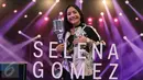 Artis sinetron Prilly Latuconsina berpose saat menonton konser pertama penyanyi Selena Gomez di Indonesia yang digelar di Indonesia Convention Exhibition (ICE) BSD, Tangerang Selatan, Sabtu (23/7). (Liputan6.com/Herman Zakharia)