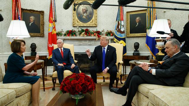 (dari kiri ke kanan) Pemimpin oposisi DPR AS Nancy Pelosi, Wapres AS Mike Pence, Presiden Donald Trump, dan Pemimpin oposisi DPD AS Chuck Schumer (AP PHOTO)