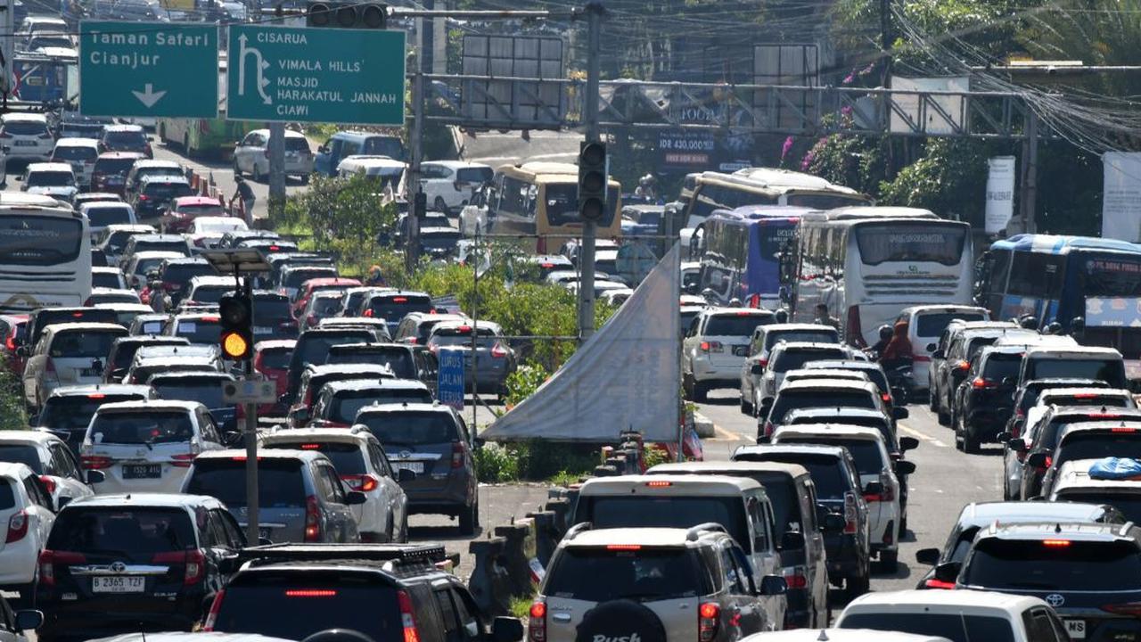 Imbas One Way Jalur Puncak Macet Hingga 12 Kilometer, Kendaraan Tak Bergerak