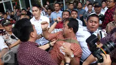 Sejumlah pendukung terdakwa Marudut berusaha menghalangi wartawan saat akan mengambil gambar Marudut usai sidang vonis di Pengadilan Tipikor, Jakarta, Jum'at (2/9). (Liputan6.com/Helmi Afandi)