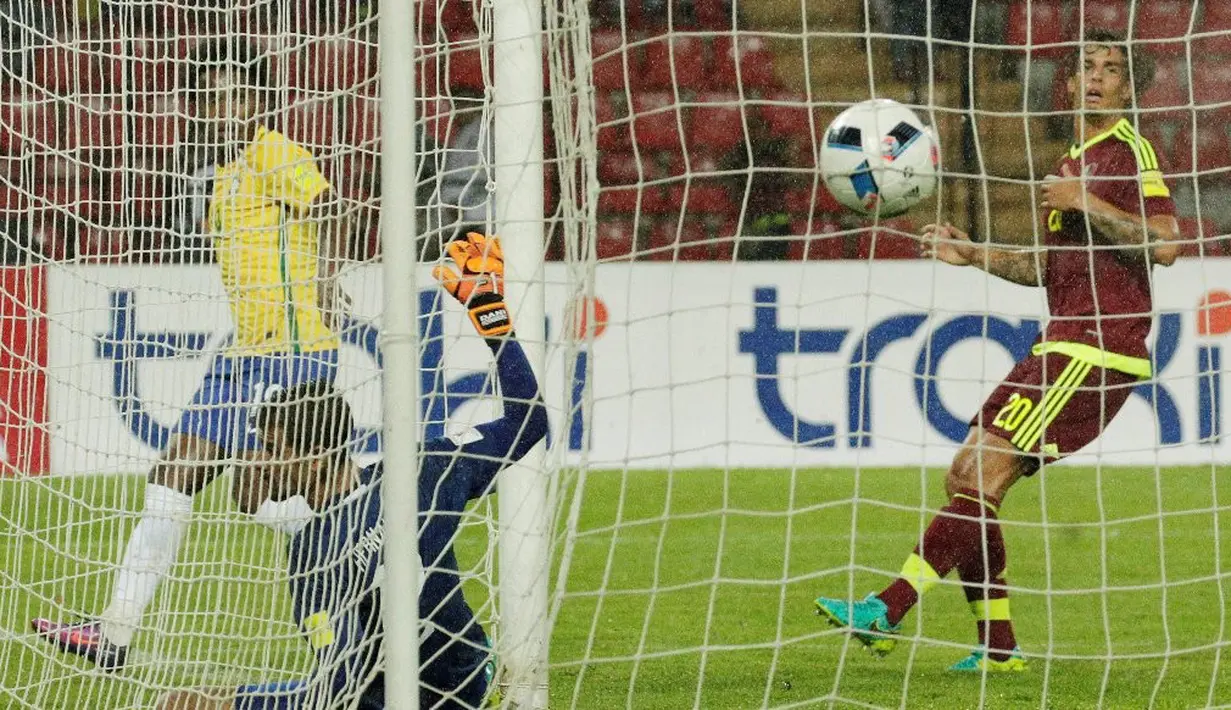 Pemain Brasil, Willian, mencetak gol kedua ke gawang Venezuela dalam laga Kualifikasi Piala Dunia 2018 zona Amerika Selatan di Metropolitano Stadium, Merida, Rabu (12/10/2016) WIB. (Reuters/Marco Bello)