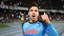 Pemain Napoli Giovanni Simeone memberi isyarat saat melawan AS Roma pada pertandingan sepak bola Liga Italia di Stadion Diego Armando Maradona, Naples, Italia, 29 Januari 2023. Napoli makin kokoh puncaki klasemen sementara Liga Italia usai mengalahkan AS Roma dengan skor 2-1. (Alessandro Garofalo/LaPresse via AP)