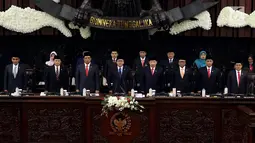 Ketua MPR Zulkifil Hasan (empat kiri) didampingi tujuh Wakil Pimpinan MPR memimpin Sidang Paripurna MPR, Jakarta, Senin (26/3). MPR resmi memiliki delapan pimpinan. (Liputan6.com/JohanTallo)