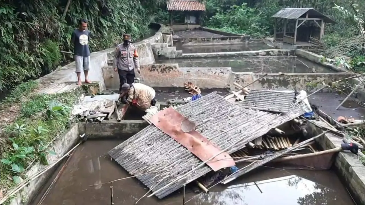 Dugaan sementara, penyebab utama tewasnya kedua korban murni akibat kecelakaan semata. Pondasi bangunan yang terbuat dari kayu dan bambu, diduga tidak kuat menahan beban bangunan.