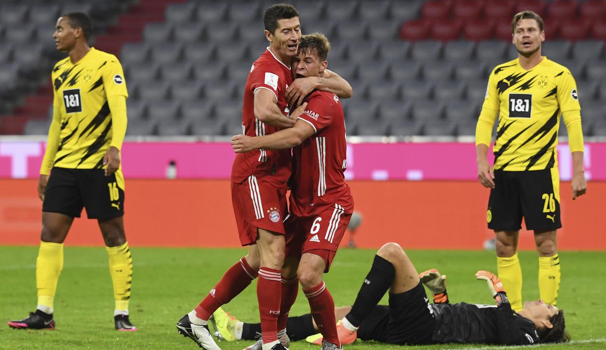 Bek Bayern Munchen, Joshua Kimmich, merayakan gol yang dicetaknya ke gawang Borussia Dortmund pada laga Piala Super Jerman di Allianz Arena, Kamis (1/10/2020) dini hari WIB. Bayern Munchen menang 3-2 atas Borussia Dortmund. (Sven Hoppe/Pool via AP)