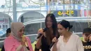 Aurel Hermansyah tampil cantik dengan atasan pink berlengan balon dan celana putih [@ramadhaniabakrie]