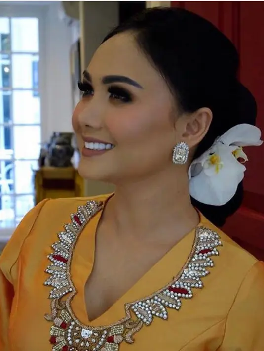 Puluhan ribu likes dalam foto tersebut. Begitu juga komentar yang mendoakan selalu bahagia bersama buah hatinya. "Semoga selalu bahagia ya bunda dengan cella and kevin," tulis rahman_pramudita. (Instagram/yunishara36)