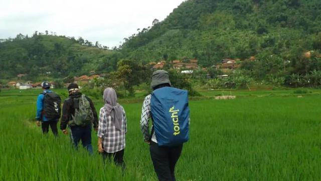 Pendaki di tengah sawah dekat kaki Gunung Lumbung. (Dok: IG https://www.instagram.com/p/CddUEgkpbbM/?igsh=bGdiNWFsNDd6MGQz)