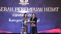 Punggawa satelit SATRIA-1, Adipratnia Satwika Asmady atau Nia, menerima penghargaan Anugerah Perempuan Hebat Kategori Teknologi yang diadakan Liputan6.com (dok: Liputan6.com)