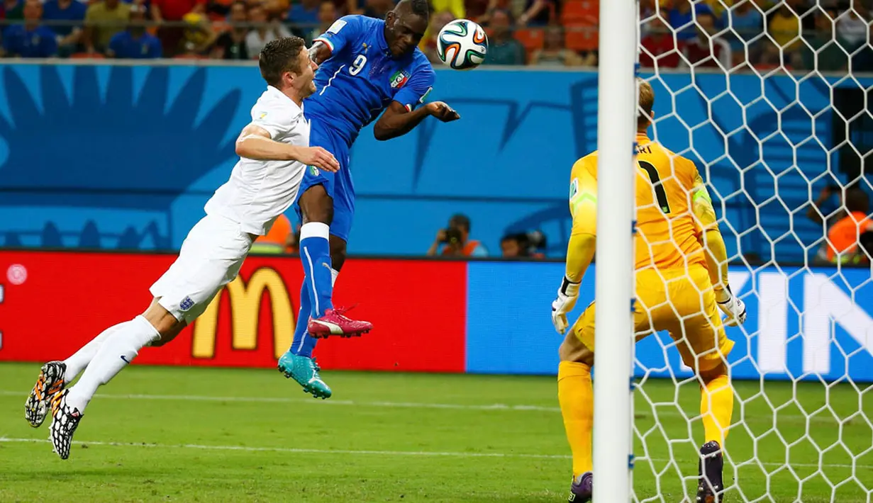 Sundulan kepala, Mario Balotelli (tengah) memberikan keunggulan buat Italia atas Inggris di babak penyisihan Piala Dunia 2014 Grup D, (15/6/2014). (REUTERS/Kai Pfaffenbach)