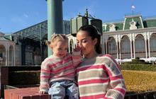 Kenakan Outfit Kembar, Pose-Pose Polos Baby Kamari Saat Diajak Jennifer Coppen Liburan ke Jepang Bikin Gemas