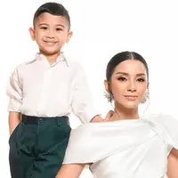 Kirana Larasati dan anaknya (Sumber: Instagram/riomotret)