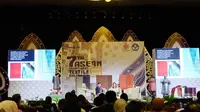 Okke Hattara Jasa jadi pemateri di Simposium Kain Tradisional ASEAN 2019 di Royal Ambarrukmo, Yogyakarta, 5 November 2019. (Liputan6.com/Asnida Riani)