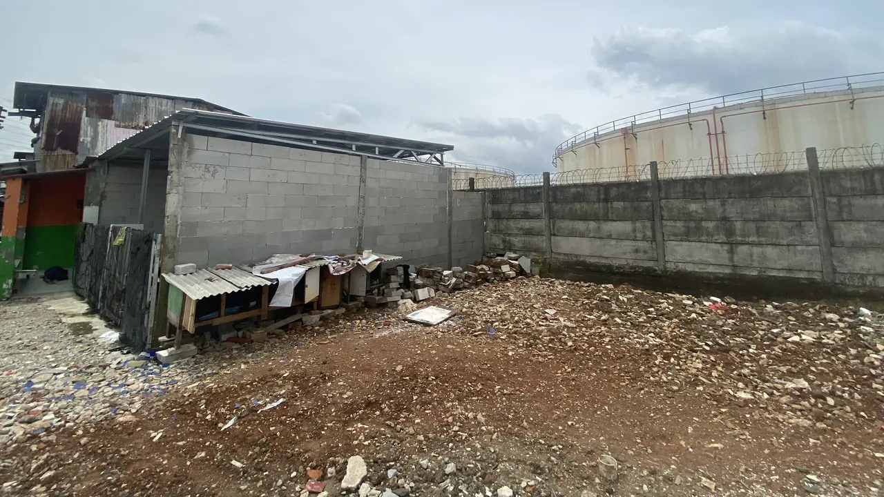 Tembok Pembatas Depo Pertamina Plumpang dan Pemukiman Warga (Liputan6.com/Muhammad Radityo Priyasmoro)