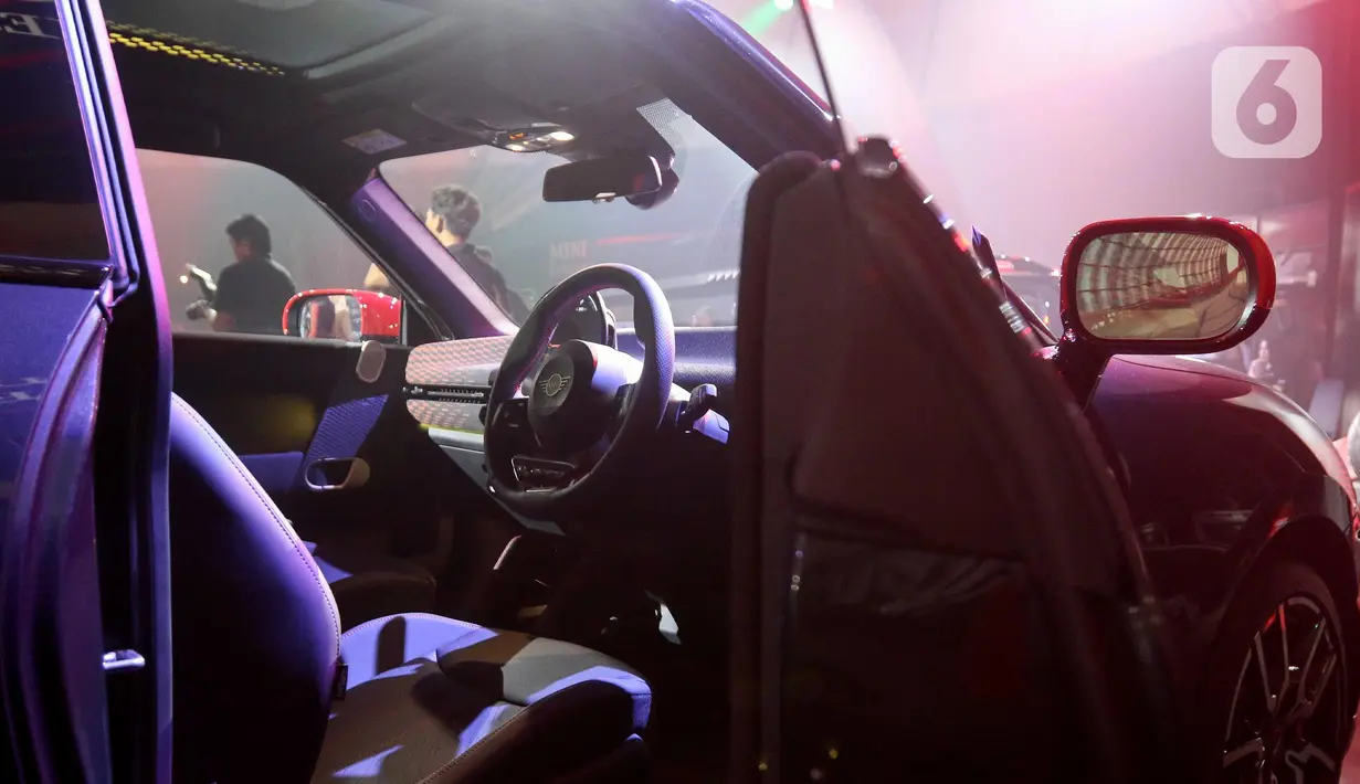 Sementara untuk model bensin, MINI JCW dan JCW Cabrio dibekali dengan mesin 2.0L 4-silinder TwinPower Turbo yang mampu menghasilkan tenaga 228 dk dengan torsi 380 Nm. (Liputan6.com/Herman Zakharia)