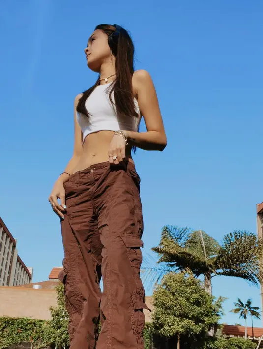 Crop top dibarengi low rise corduroy pants bikin penampilan makin stylish. [IG: caitlinhalderman].