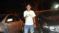 Evan Dimas merayakan tahun baru 2016 dengan bermain badminton dan begadang bersama warga kampung.