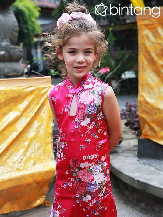 Turki adalah negara yang mengalami empat musim, tak heran Isabella mengaku kepanasan berada di Bali. Meskipun panas, gadis cantik dalam baju pink ini suka berada di Pulau Dewata. (Deki Prayoga/Bintang.com)
