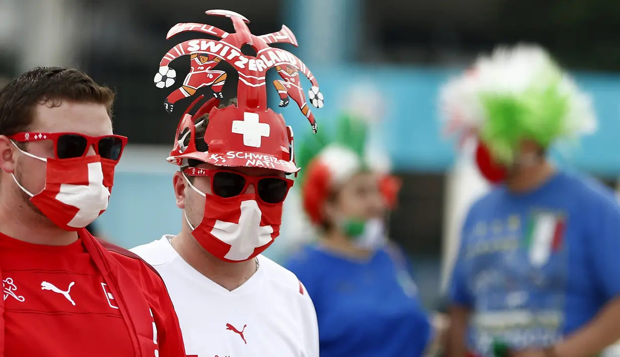 Suporter tiba jelang pertandingan grup A Euro 2020 antara Italia dan Swiss di stadion Olimpiade di Roma, Rabu (16/6/2021). Dalam laga tersebut, Timnas Italia menghajar Swiss dengan skor 3-0.  (Cecilia Fabiano/LaPresse via AP)