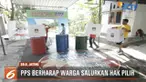 Nuansa sepak bola, hiasi TPS Kelurahan Kadipiro, Solo. Beragam lukisan bola hingga bendera negara peserta piala dunia terpampang di sekitar TPS.