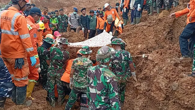 Tim SAR gabungan mengevakuasi jenazah korban longsor Cibeunying, Majenang, Cilacap pada hari keempat pencarian, Minggu (16/11/2025).
