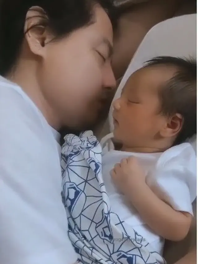 6 Momen Roger Danuarta Momong Baby Shaquille, Penuh Kehangatan
