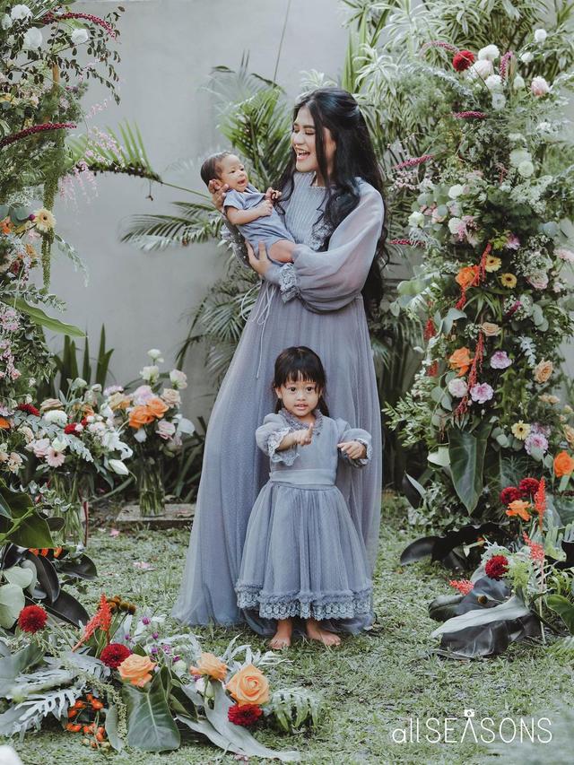 6 Potret Kahiyang Ayu Usai Melahirkan Anak Kedua, Curi Perhatian