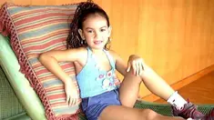 Irish Bella kecil sudah pintar bergaya bak seorang model. Perempuan keturunan Belgia ini memang sudah percaya sedari kecil ketika berhadapan dengan kamera. Tak heran jika kini ia menjadi salah satu aktris top Tanah Air. (Liputan6.com/IG/_irishbella_)