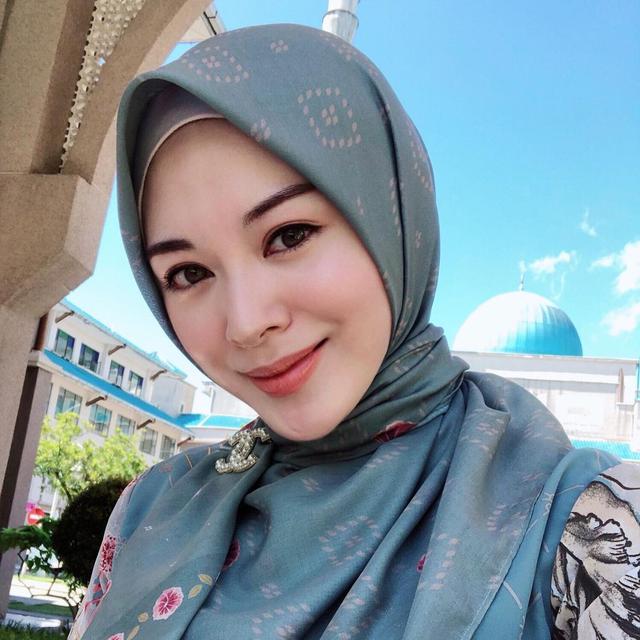 6 Potret Gaya Hijab Ayana Moon, Mulai dari Syari hingga Jilbab Sporty