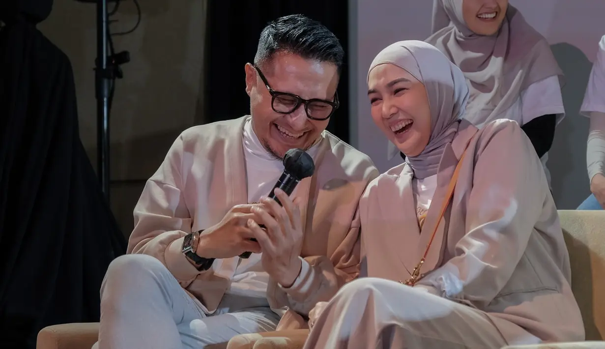 Puadin Redi juga menggandeng Arie Untung dan Fenita Arie untuk bermain di film Mengejar Restu ini. Arie Untung berperan sebagai Untung, sementara Fenita Arie memerankan tokoh bernama Ita. Sudah hampir dua minggu memasuki tahap produksi, sederet pemain Mengejar Restu tentunya berharap film tersebut nantinya bisa membawa kebaikan untuk masyarakat yang menontonnya. (Liputan6.com/IG/@mengejarrestu)