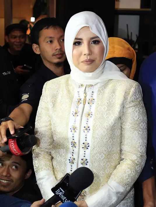 "Seneng banget. Sekarang latihan (berhijab) nanti mudah-mudahan lanjut. Aamiin," kata Irfan, suami Tya Ariestya. (Deki Prayoga/Bintang.com)