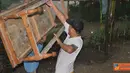 Citizen6, Jember: Warga Dusun Mandilis, Tempurejo terpaksa harus mengungsi untuk menghindari keganasan abrasi Sungai Mandilis yang semakin hari mendekat ke pemukiman penduduk, Rabu (13/4). (Pengirim: Sapto Raharjanto)