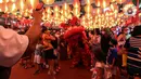 Pengunjung menyaksikan atraksi kelompok barongsai di mal kawasan Jakarta, Minggu (30/1/2022). Dalam rangka menyambut Tahun Baru Imlek, Mal di Jakarta menghadirkan atraksi barongsai yang untuk menghibur pengunjung dan menarik daya beli masyarakat. (Liputan6.com/Johan Tallo)