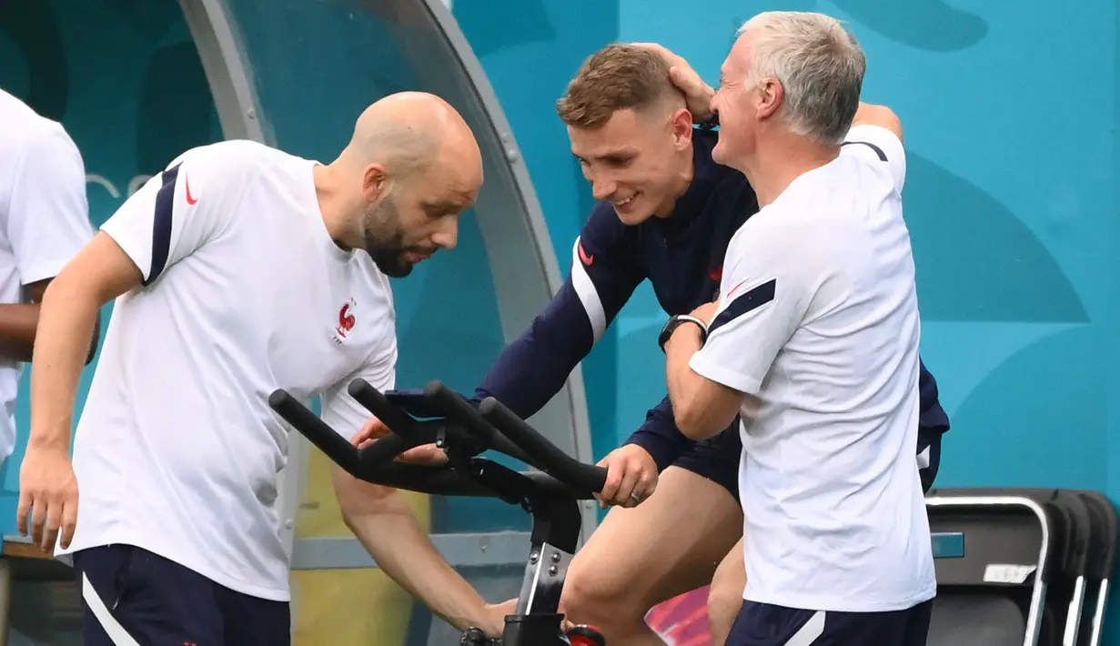 Pelatih timnas Prancis Didier Deschamps (kanan) bercanda dengan bek Lucas Digne (tengah) selama sesi latihan MD-1 mereka di Arena National Arena di Bucharest, Minggu (27/6/2021). Pertandingan babak 16 besar EURO 2020 akan mempertemukan Prancis vs Swiss pada Selasa (29/6) dini hari. (FRANCK FIFE/AFP)