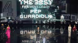 Pelatih Manchester City, Pep Guardiola (tengah) memberikan sambutan setelah memenangkan penghargaan pelatih terbaik FIFA 2023 ada acara Best FIFA Football Awards yang berlangsung di Eventim Apollo, Hammersmith, London, Senin (15/01/2024) waktu setempat. (AP Photo/Kirsty Wigglesworth)