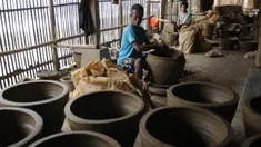 Perajin keramik tengah menyelesaikan pembuatan pot di Mekar Jaya Keramik Desa Ajun Kecamatan Plered Purwakarta, Jawa Barat, Jumat (15/9/2023). (merdeka.com/Imam Buhori)